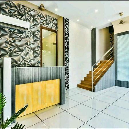 Hotel Palace Residency Near Lokmanya Tilak Terminus Мумбаи Экстерьер фото